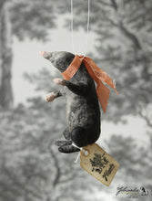 Laden Sie das Bild in den Galerie-Viewer, Spun Cotton Ornament Mole with Peach Ribbon