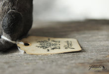 Laden Sie das Bild in den Galerie-Viewer, Spun Cotton Ornament Mole with Peach Ribbon