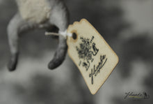 Laden Sie das Bild in den Galerie-Viewer, Spun Cotton Ornament Mini Racoon