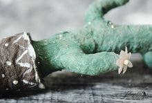 Laden Sie das Bild in den Galerie-Viewer, Cactus with Glitter Spun Cotton Figurine