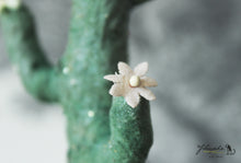 Laden Sie das Bild in den Galerie-Viewer, Cactus with Glitter Spun Cotton Figurine