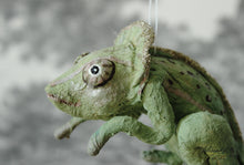 Laden Sie das Bild in den Galerie-Viewer, Chameleon with Glitter Spun Cotton Figurine