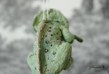 Laden Sie das Bild in den Galerie-Viewer, Chameleon with Glitter Spun Cotton Figurine