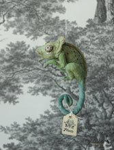Laden Sie das Bild in den Galerie-Viewer, Chameleon with Glitter Spun Cotton Figurine
