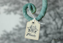 Laden Sie das Bild in den Galerie-Viewer, Chameleon with Glitter Spun Cotton Figurine