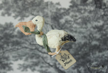 Laden Sie das Bild in den Galerie-Viewer, Pelican with Glitter Spun Cotton Figurine