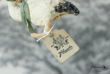Laden Sie das Bild in den Galerie-Viewer, Pelican with Glitter Spun Cotton Figurine