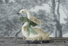 Laden Sie das Bild in den Galerie-Viewer, Mama & Baby Swan Set of 2 Spun Cotton Figurines