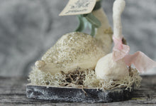 Laden Sie das Bild in den Galerie-Viewer, Mama & Baby Swan Set of 2 Spun Cotton Figurines