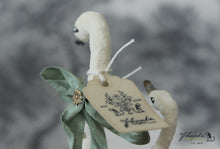 Laden Sie das Bild in den Galerie-Viewer, Mama & Baby Swan Set of 2 Spun Cotton Figurines