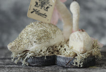 Laden Sie das Bild in den Galerie-Viewer, Mama & Baby Swan Set of 2 Spun Cotton Figurines