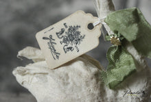 Laden Sie das Bild in den Galerie-Viewer, Standing Spun Cotton Figurine Winged Swan with Flower Crown