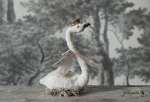 Laden Sie das Bild in den Galerie-Viewer, White Swan Spun Cotton Figurine