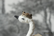 Laden Sie das Bild in den Galerie-Viewer, White Swan Spun Cotton Figurine