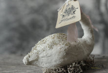 Laden Sie das Bild in den Galerie-Viewer, White Swan Spun Cotton Figurine