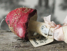 Laden Sie das Bild in den Galerie-Viewer, Spun Cotton Ornament Red Mushroom "Wish"