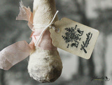 Laden Sie das Bild in den Galerie-Viewer, Spun Cotton Ornament Red Mushroom "Wish"