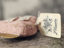 Laden Sie das Bild in den Galerie-Viewer, Spun Cotton Ornament Winged Heart