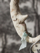 Laden Sie das Bild in den Galerie-Viewer, Spun Cotton Ornament Moon "Dream"