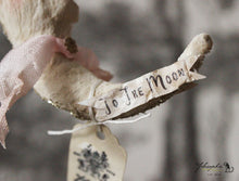 Laden Sie das Bild in den Galerie-Viewer, Spun Cotton Ornament Moon "Love"