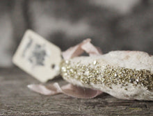 Laden Sie das Bild in den Galerie-Viewer, Spun Cotton Ornament Moon "Love"