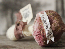 Laden Sie das Bild in den Galerie-Viewer, Spun Cotton Ornament Pink Mushroom "Valentine's Day"