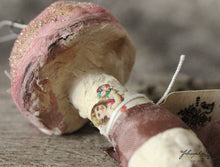 Laden Sie das Bild in den Galerie-Viewer, Spun Cotton Ornament Pink Mushroom "Valentine's Day"