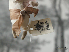 Laden Sie das Bild in den Galerie-Viewer, Spun Cotton Ornament Red Chubby Mushroom with Cake