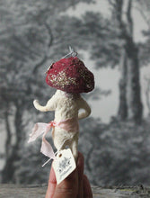 Laden Sie das Bild in den Galerie-Viewer, Spun Cotton Ornament Red Chubby Mushroom "Fairytale"