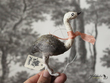 Laden Sie das Bild in den Galerie-Viewer, Spun Cotton Ornament Ostrich