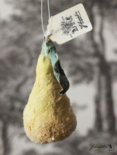 Laden Sie das Bild in den Galerie-Viewer, Spun Cotton Ornament Pear