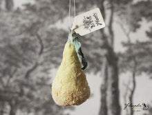 Laden Sie das Bild in den Galerie-Viewer, Spun Cotton Ornament Pear