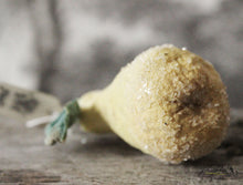 Laden Sie das Bild in den Galerie-Viewer, Spun Cotton Ornament Pear