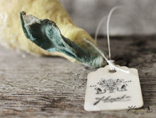 Laden Sie das Bild in den Galerie-Viewer, Spun Cotton Ornament Pear