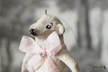 Laden Sie das Bild in den Galerie-Viewer, Spun Cotton Ornament Polar Bear "True Love"