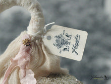 Laden Sie das Bild in den Galerie-Viewer, Swan Queen Spun Cotton Figurine White