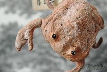 Laden Sie das Bild in den Galerie-Viewer, Crab with Glitter Spun Cotton Figurine