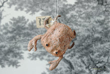 Laden Sie das Bild in den Galerie-Viewer, Crab with Glitter Spun Cotton Figurine