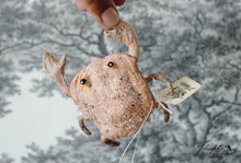 Laden Sie das Bild in den Galerie-Viewer, Crab with Glitter Spun Cotton Figurine
