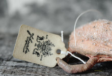 Laden Sie das Bild in den Galerie-Viewer, Crab with Glitter Spun Cotton Figurine