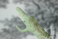 Laden Sie das Bild in den Galerie-Viewer, Spun Cotton Ornament Crocodile