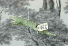 Laden Sie das Bild in den Galerie-Viewer, Spun Cotton Ornament Crocodile