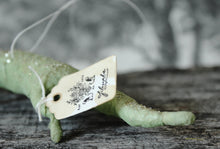 Laden Sie das Bild in den Galerie-Viewer, Spun Cotton Ornament Crocodile