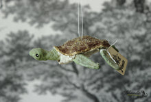 Laden Sie das Bild in den Galerie-Viewer, Sea Turtle with Glitter Spun Cotton Figurine