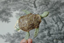 Laden Sie das Bild in den Galerie-Viewer, Sea Turtle with Glitter Spun Cotton Figurine