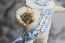 Laden Sie das Bild in den Galerie-Viewer, Spun Cotton Christmas Ornament Bully &quot;Sweetheart&quot;