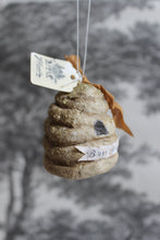 Laden Sie das Bild in den Galerie-Viewer, Spun Cotton Christmas Ornament Beehive