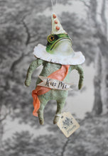 Laden Sie das Bild in den Galerie-Viewer, Spun Cotton Christmas Ornament Frog &quot;Kiss Me&quot;