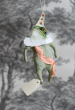 Laden Sie das Bild in den Galerie-Viewer, Spun Cotton Christmas Ornament Frog &quot;Kiss Me&quot;