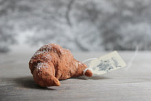 Laden Sie das Bild in den Galerie-Viewer, Spun Cotton Christmas Ornament Croissant with Transparent Glitter
